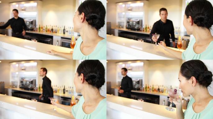 亚洲女人在当地酒吧向调酒师点一杯鸡尾酒