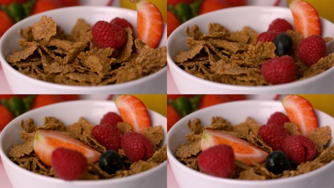 在慢镜头中，莓子倒进早餐桌上的麦片碗里