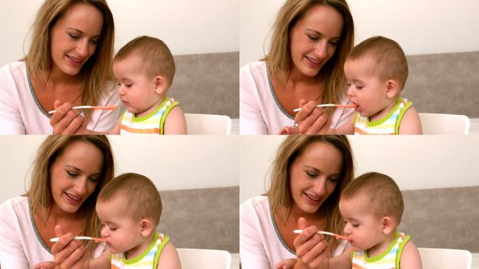 母亲给婴儿喂奶的慢镜头