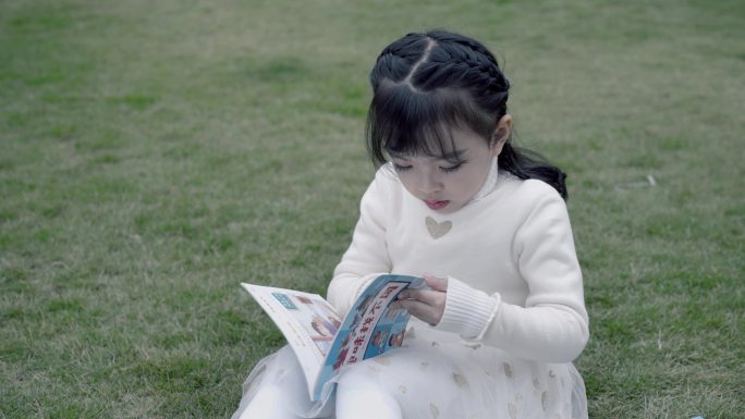 读书 小孩 草地上看书 实拍 公园 休闲