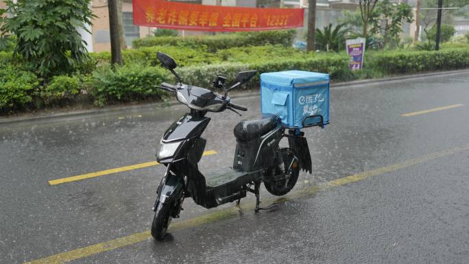 大雨天路中的送餐车