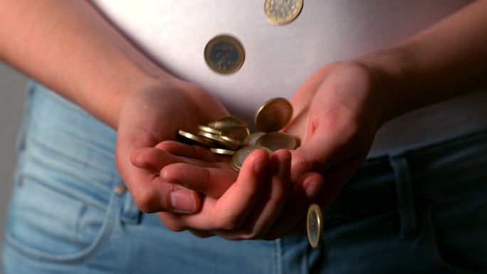 一名女子用慢镜头接住掉落的欧元硬币