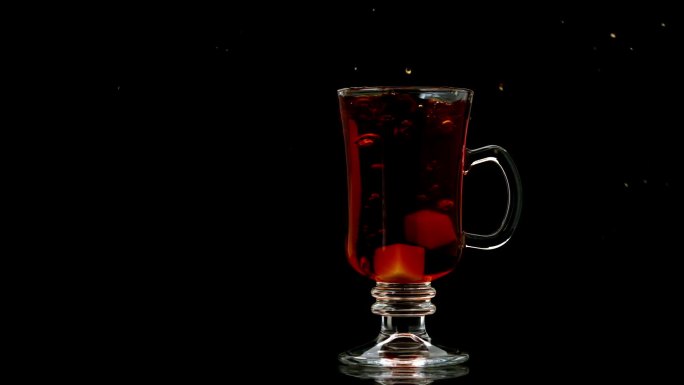 慢镜头里，方糖落入玻璃杯里的茶里