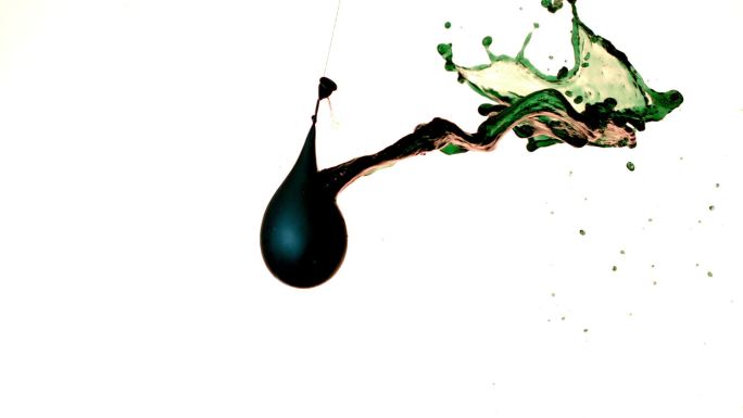 用气球从洞中慢动作注入绿色液体