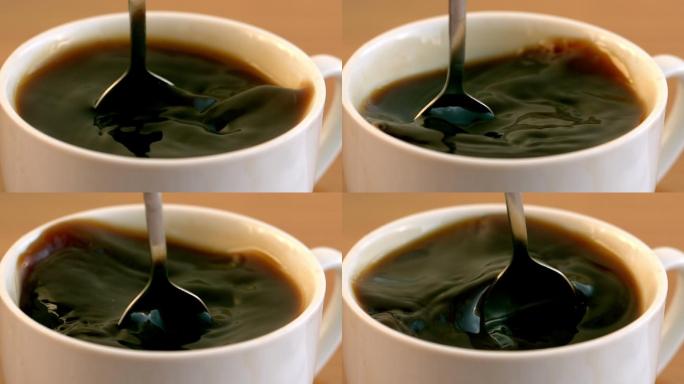 用茶匙在杯子里慢动作搅拌咖啡