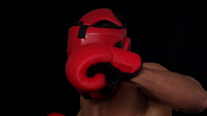强硬的拳击手与红色手套打在慢动作