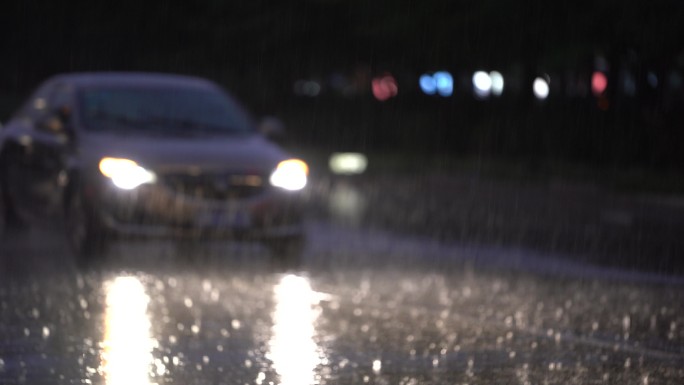 雨天雨夜城市道路车流车灯大雨暴雨积水车辆
