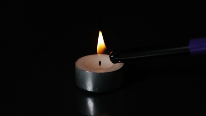 打火机在慢镜头中点燃一支茶灯蜡烛