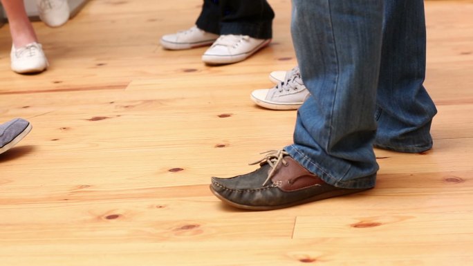 双脚围成一个圈站在木地板上