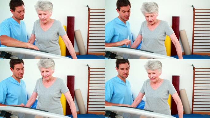 理疗师在康复中心向病人展示如何使用运动器械