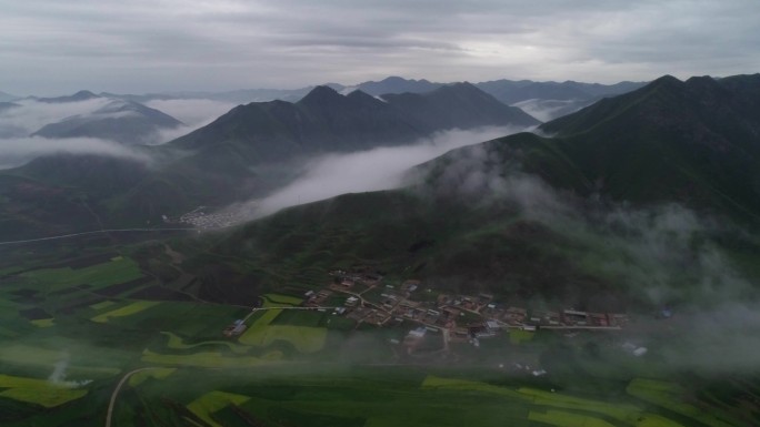 甘南龙多村山雾缭绕航拍