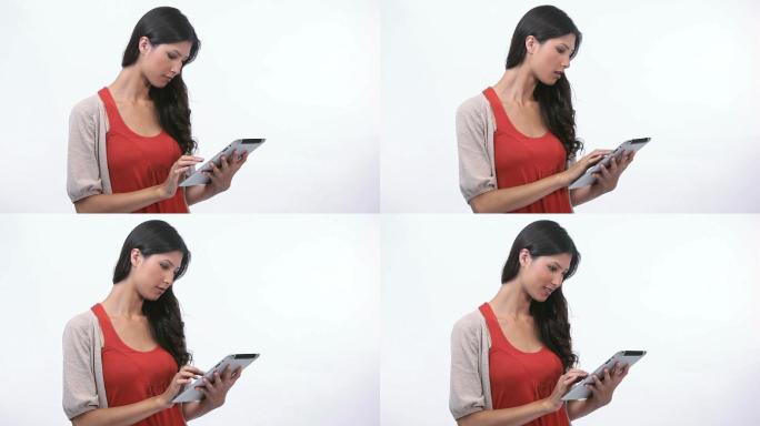 一个女人使用电子书的视频