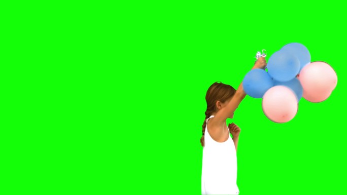 小女孩在绿色屏幕上玩气球特写