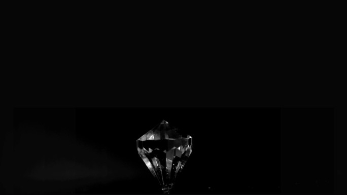 一颗钻石在黑色背景下转动特写