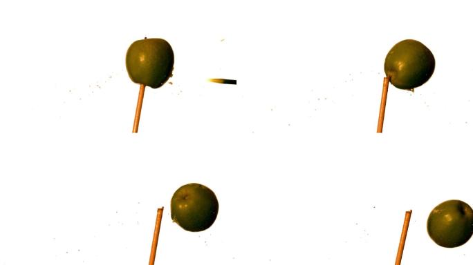 箭射过绿苹果在白色背景的慢动作