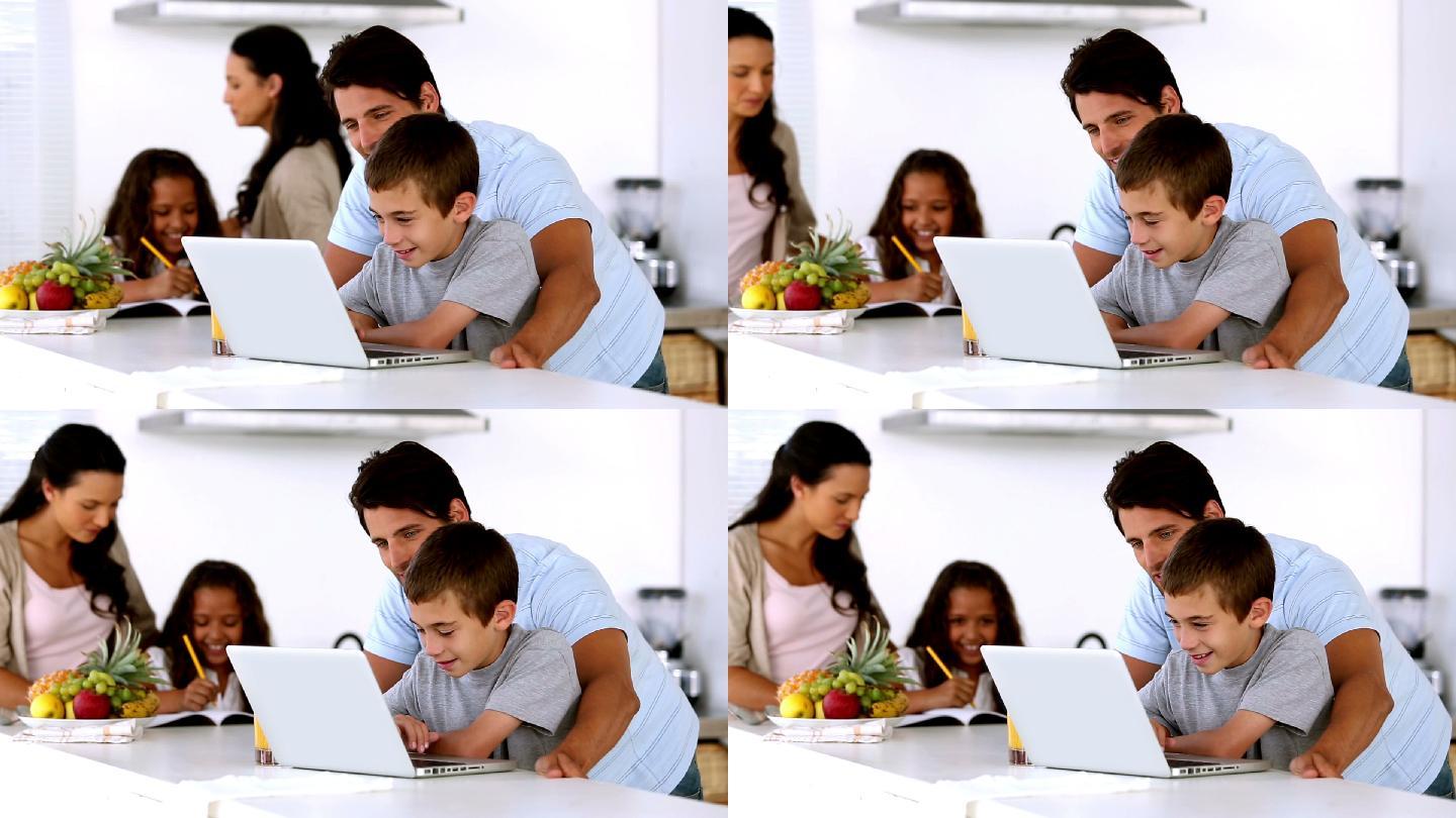 爸爸带着儿子看笔记本电脑，妈妈进去帮助女儿在厨房里