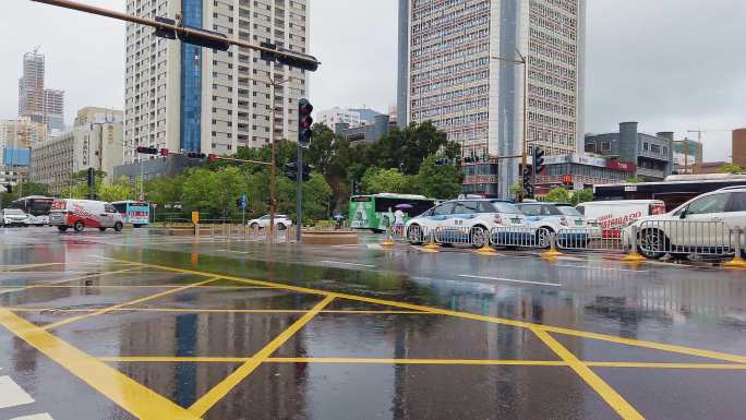 0012_D实拍下雨天城市道路斑马线汽车