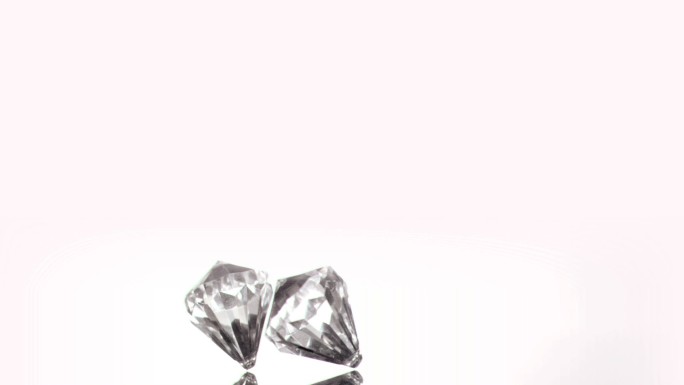 两颗钻石在白色背景下转动特写
