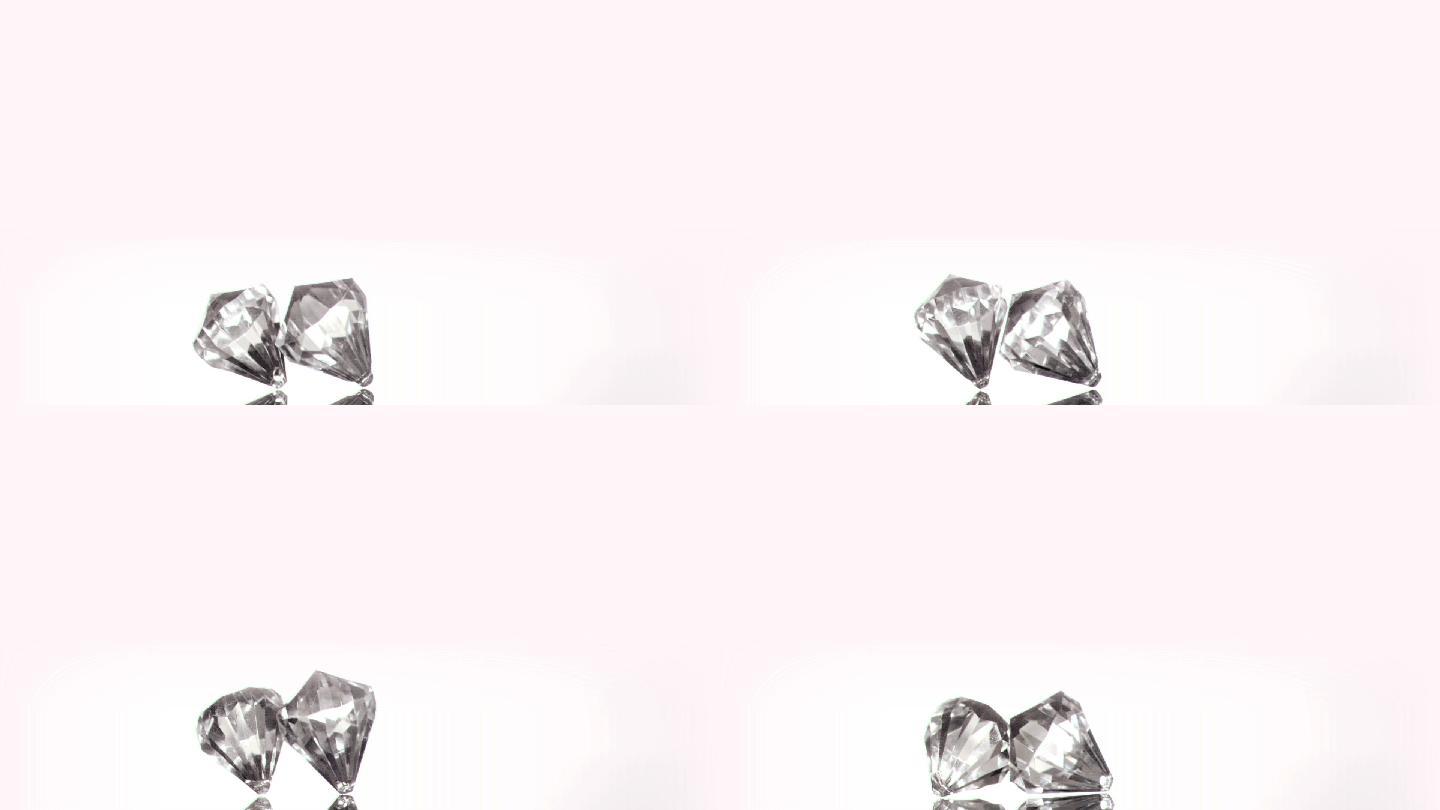 两颗钻石在白色背景下转动特写