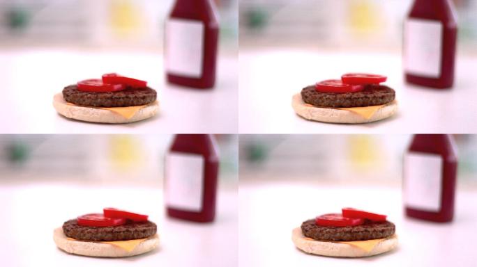 在慢镜头中，番茄落在厨房的汉堡上