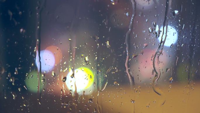 窗外雷电暴雨玻璃雨珠下雨