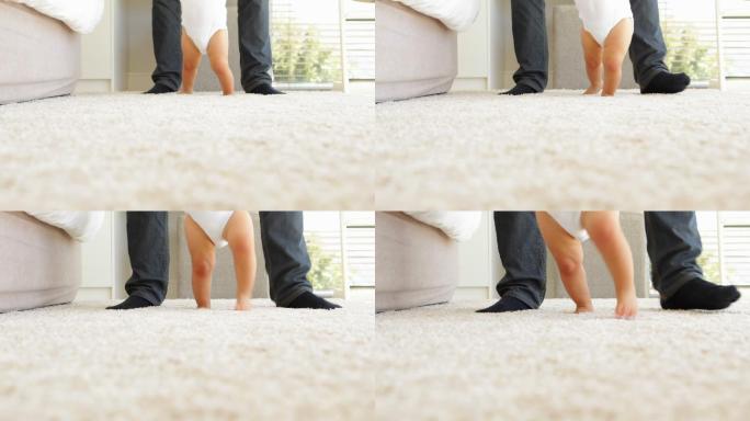 在家里的卧室里，父亲帮助婴儿走过地毯
