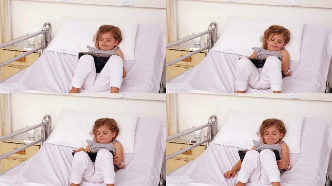 小女孩躺在医院病房的病床上用药片