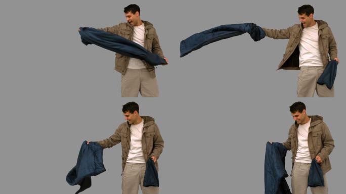 在灰色的慢镜头中，一个男人正在铺开他的睡袋