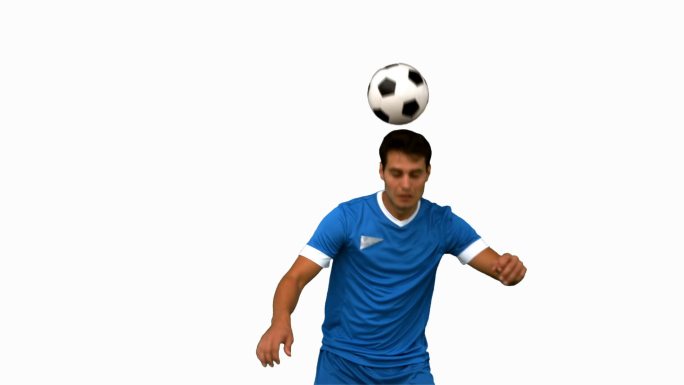 一个足球运动员在白色背景下练习足球特写