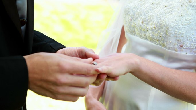 新娘和新郎在结婚当天交换结婚戒指