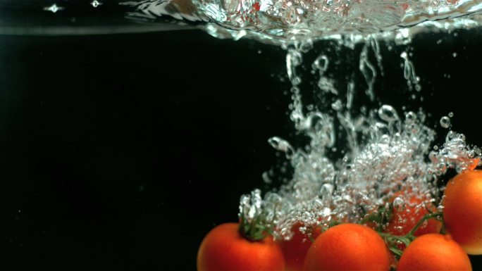 西红柿落入水中特写