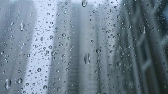 4K 窗外下雨玻璃雨滴