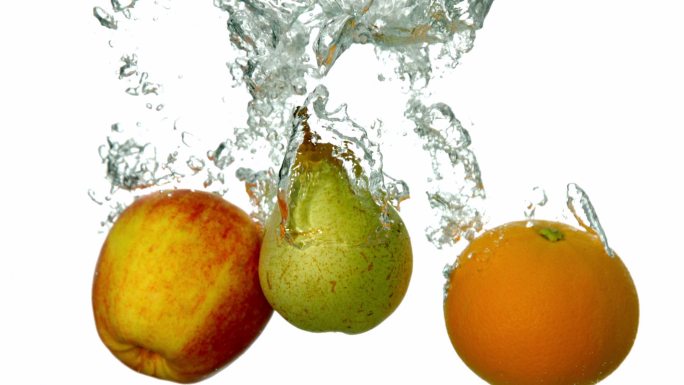 梨子、苹果和橘子坠入水中慢镜头，在白色背景下