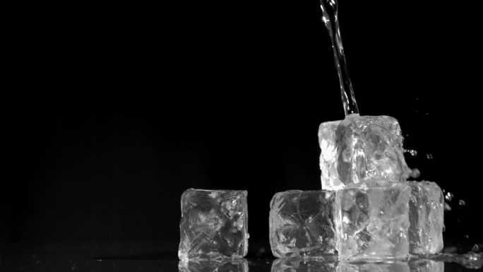 水打在冰块上特写调酒冰凉冰块