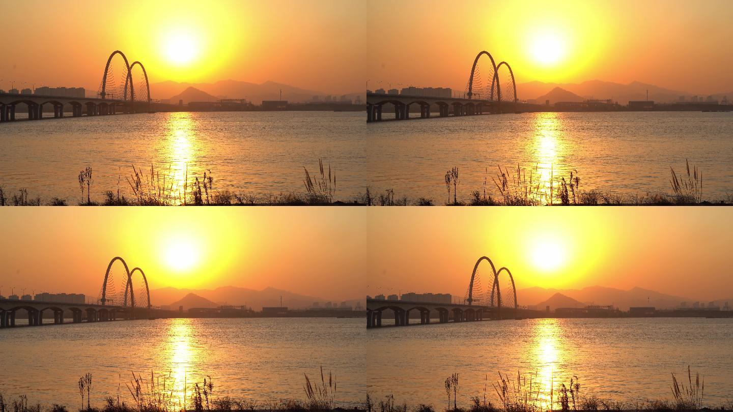 夕阳下钱塘江上之江大桥
