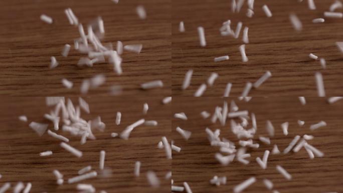 白色的小颗粒缓慢地洒在表面