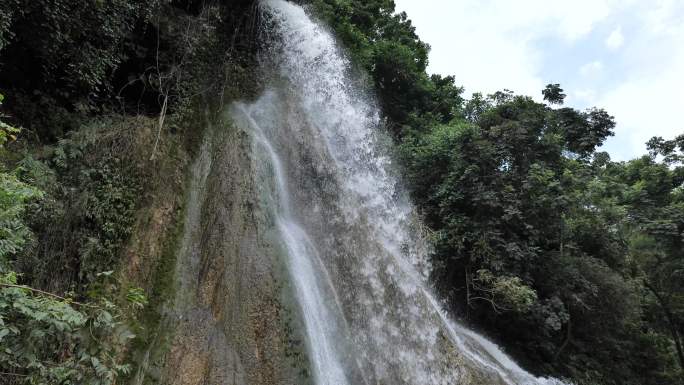 重庆南温泉小镇飞泉