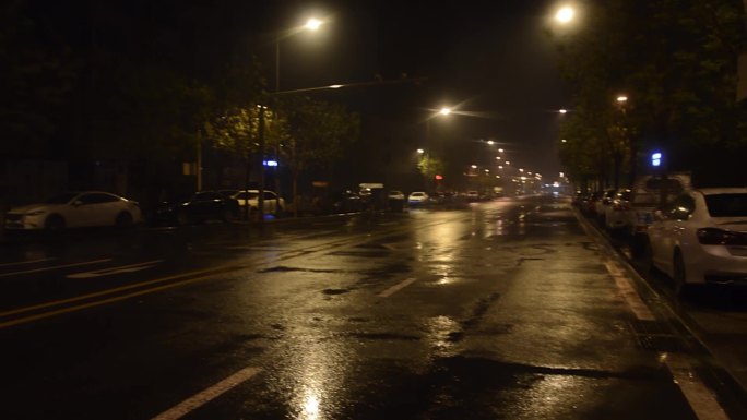 雨后太原夜晚街道宁静灯光