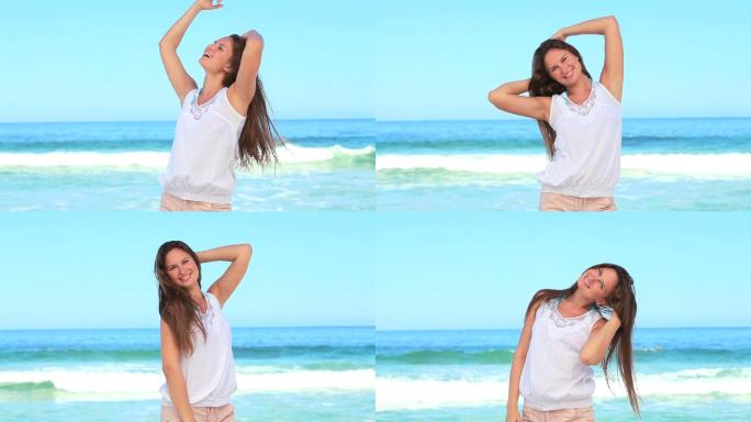 在海滩上摇着头发的女人