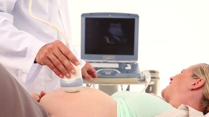 孕妇正在医院做超声波扫描