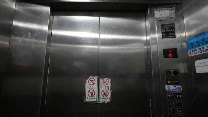 旧电梯内部安全隐患