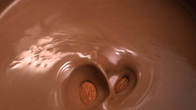杏仁掉入融化的巧克力特写