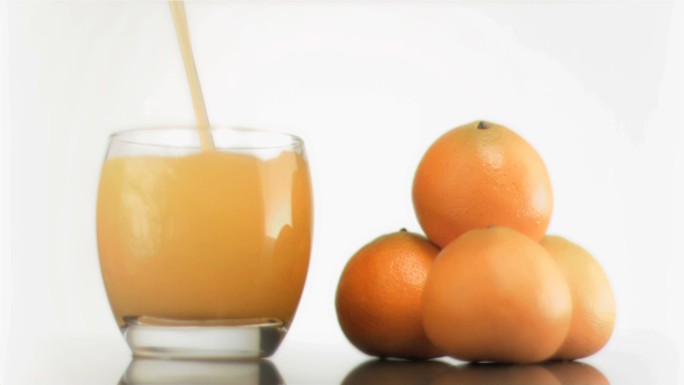 橙子和倒橙汁特写榨汁流体果饮