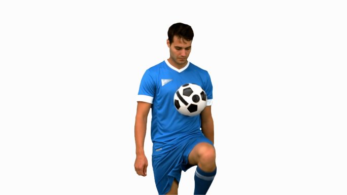 一个足球运动员在白色背景下练习足球特写