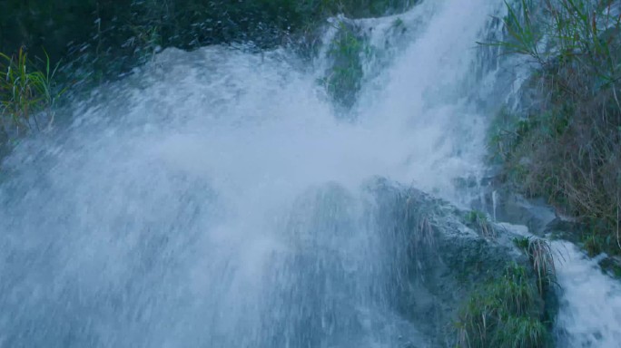 溪流瀑布