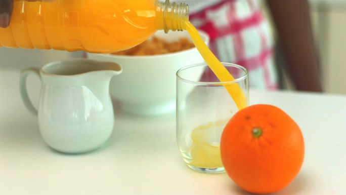 倒橙汁特写慢动作倒入水杯营养美味