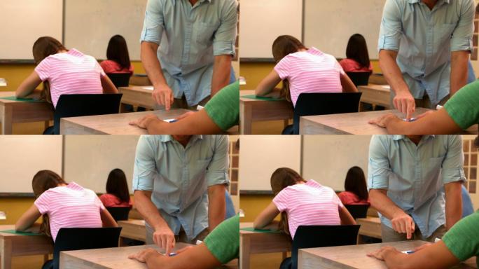 老师在课堂上用慢动作帮助学生