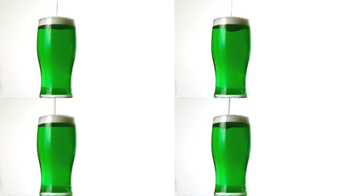 泡沫倒在一杯绿色啤酒上特写