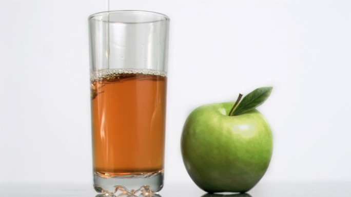 苹果和苹果汁特写苹果和苹果汁特写倒入苹果