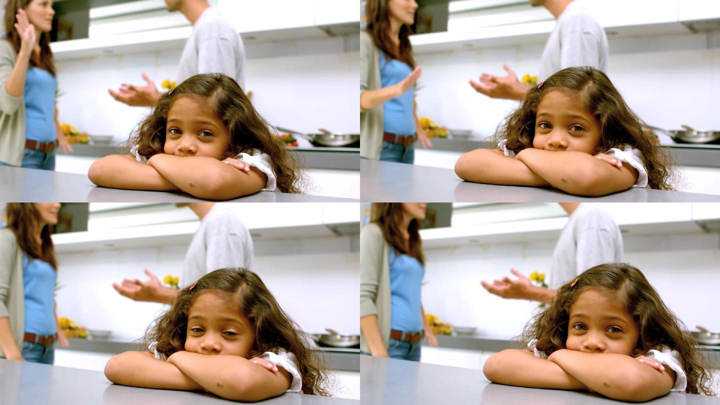 悲伤的女孩抱着胳膊，父母吵架的慢镜头，每秒250帧